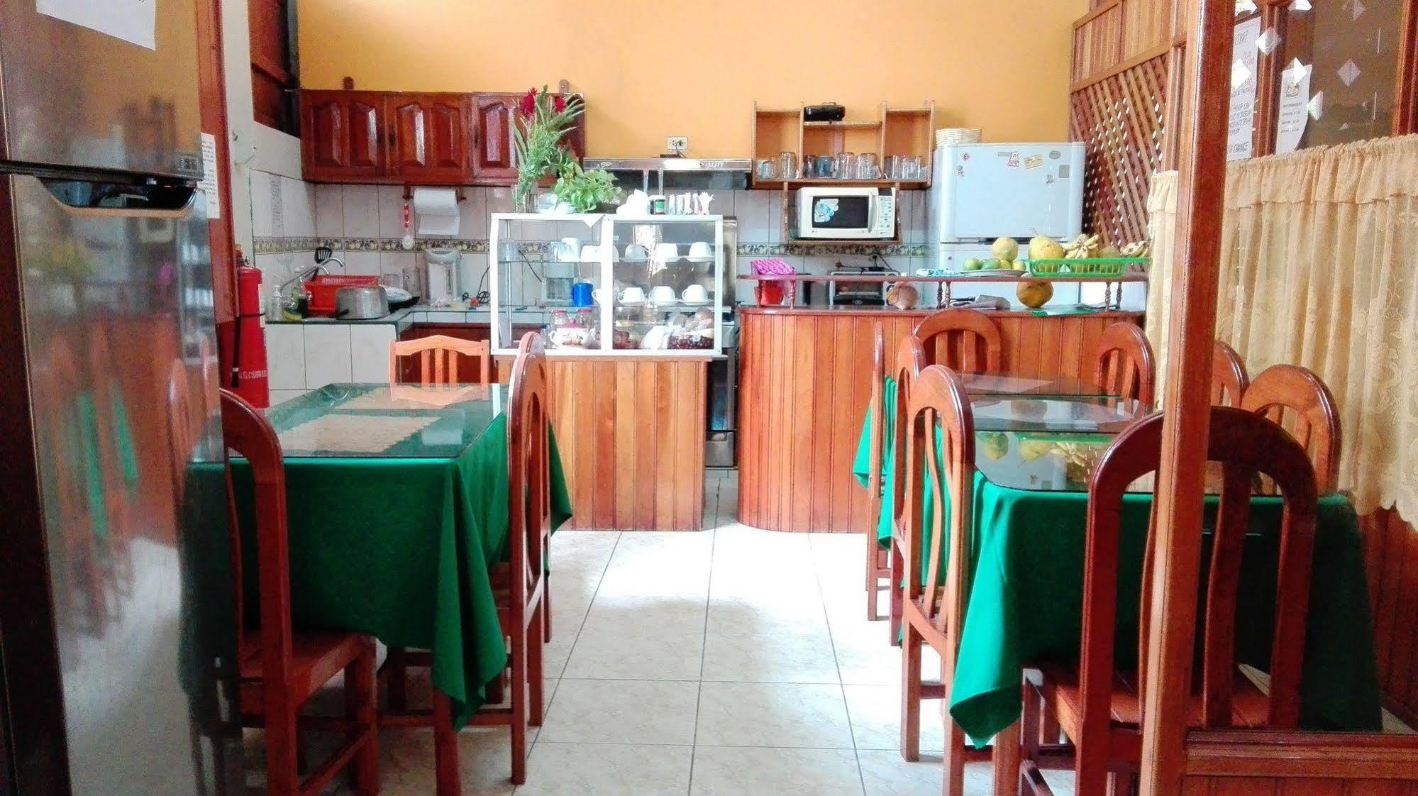 Hostal El Colibri Икитос Екстериор снимка