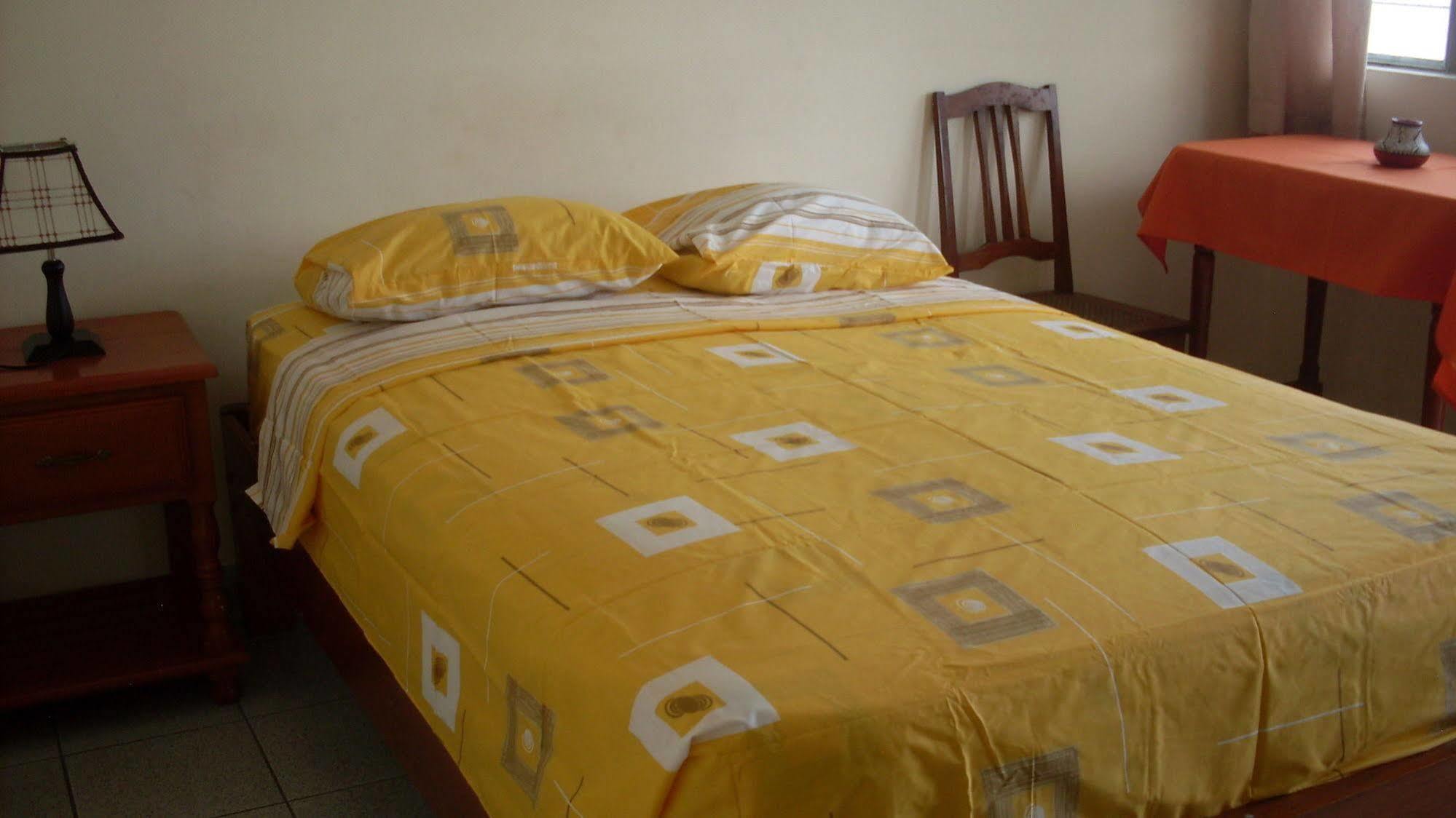 Hostal El Colibri Икитос Екстериор снимка